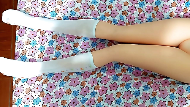 Voyeurism Alert: Luscious Enchantress Climbs on Bed While I m Hard as a Rock