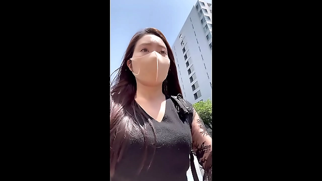 JAV Enchantress Nana Oshikiri Cycles to Singapore and Feasts on Delicious Food