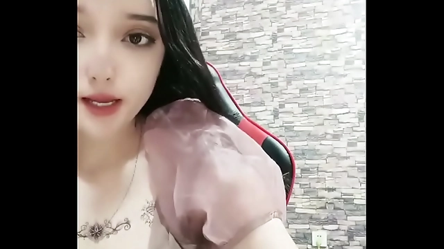 Sinful Seduction: Xinjiang Pretty Girl s Naked Tease and Pussy Slap Show